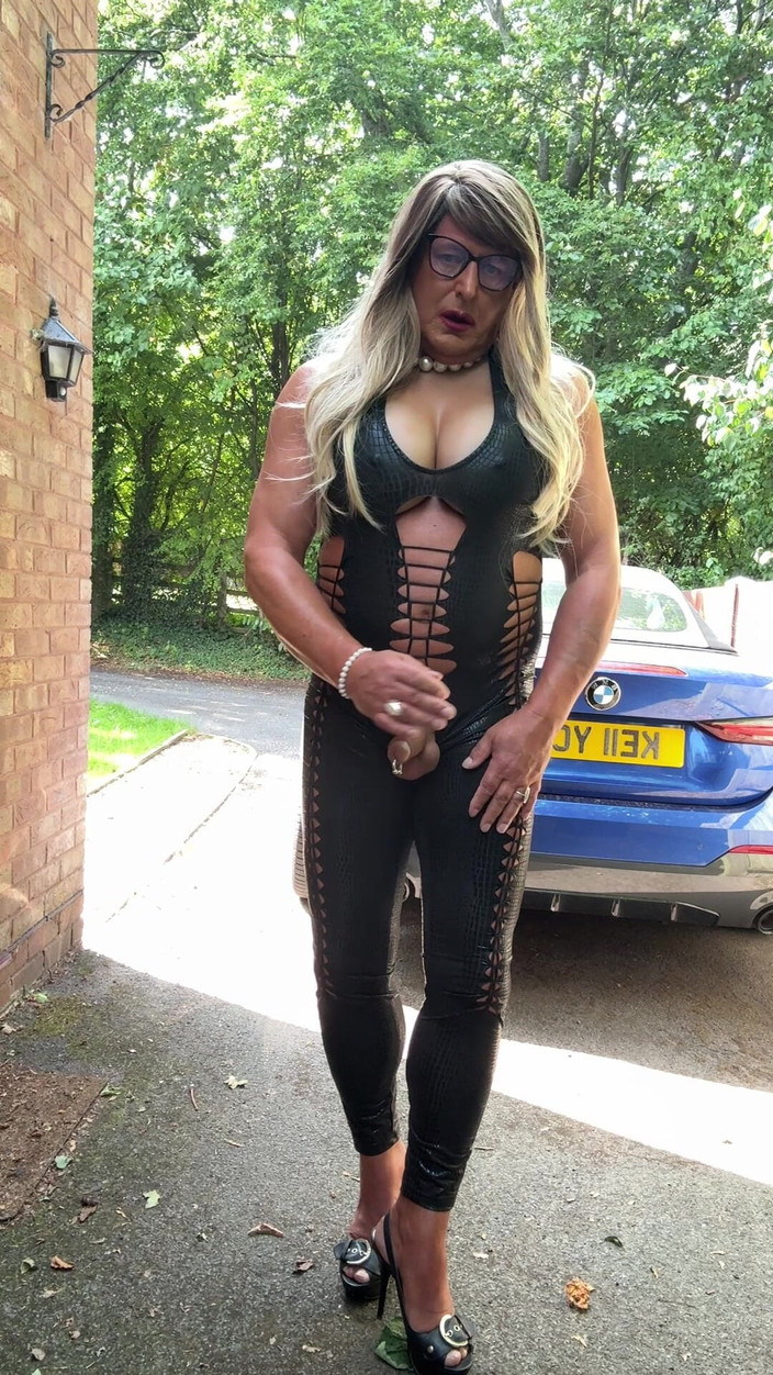 Kellycd2022: セクシーなクロスドレッサー Kellycd2022 黒のPVCキャットスーツとヒール