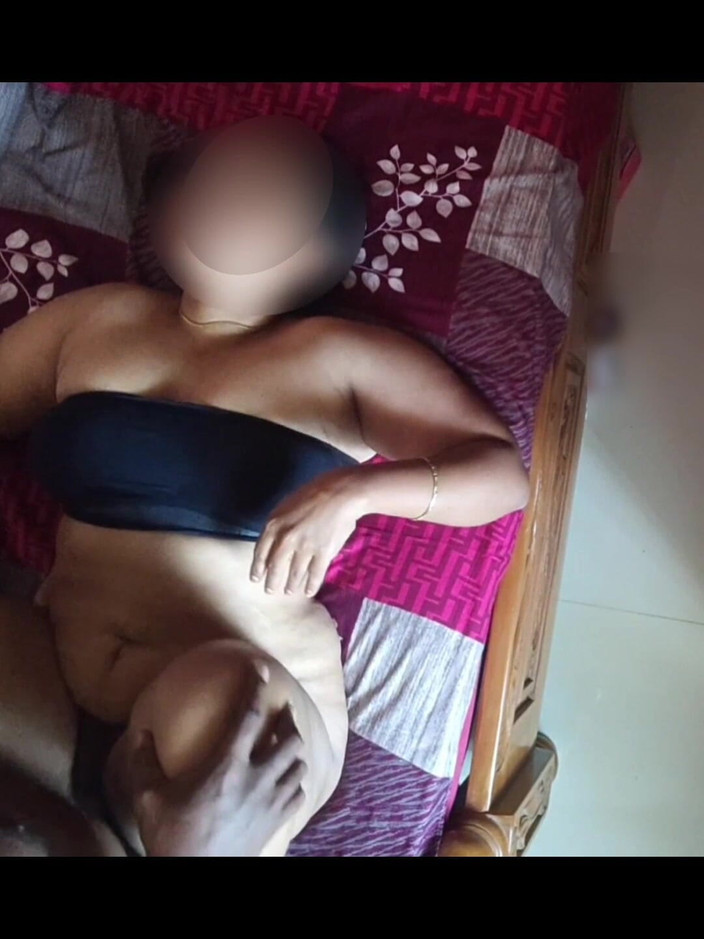 Black & white desicat: Heta stora bröst tamil hemmafru i svart behå knullad