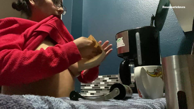 RosemarieLoves: Em primeiro plano - MILF Asmr moendo grãos de café em...