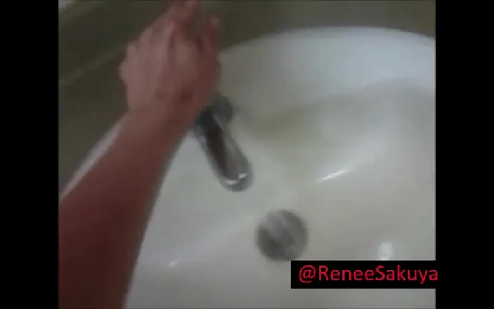 Renee Sakuya: Peeing in Public Toilet and Washing Hand
