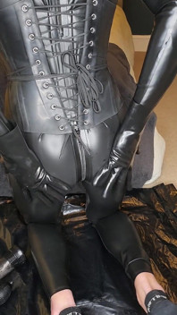 Latexpop training, gasmasker, pikpomp, aangesloten