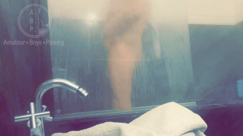 AmateurBoysPissing: 皮肤苍白的红发平屁股男人在淋浴时撒尿被抓