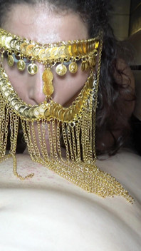 Sauna time com minha meia-irmã árabe rabuda atrás de um véu dourado