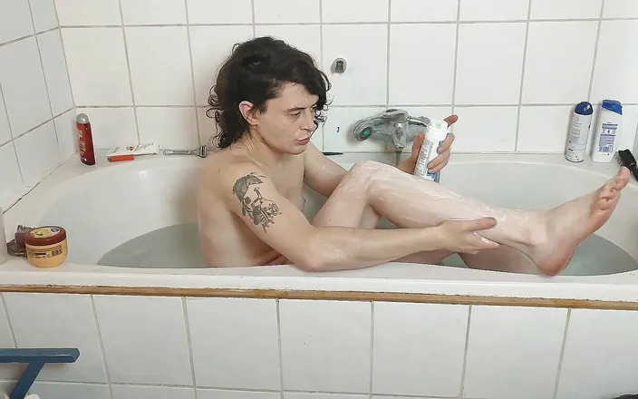 Sara B: Shaving my legs (Sara nb)