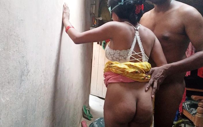 Aishwarya Bhabhi: Bella moglie indiana con tette naturali in piedi sesso bollente...