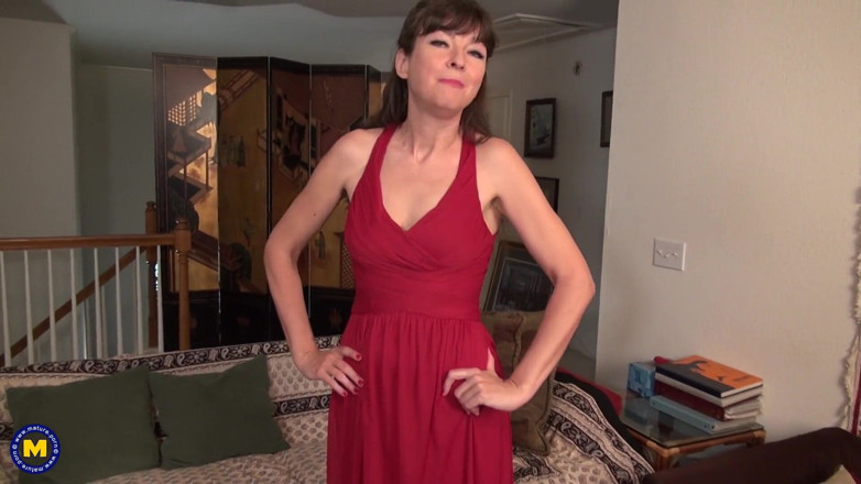 Mature Solo NL: 보지에 자지를 원하지만 바이브레이터만 있는 섹시한 미시