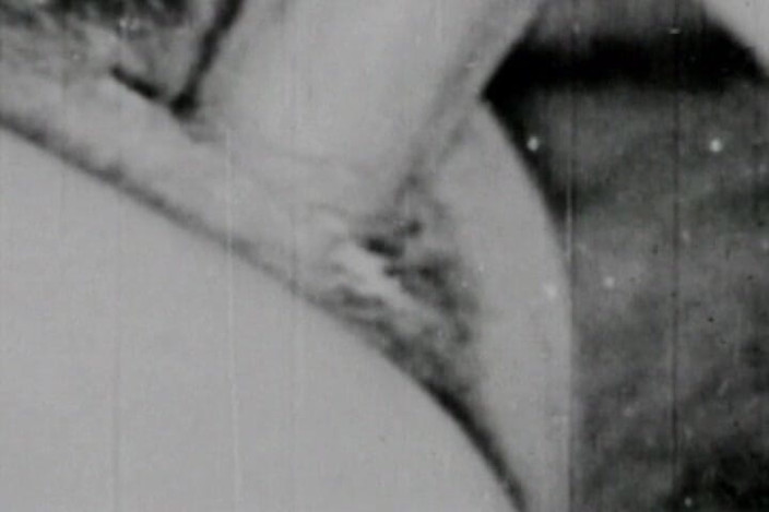 Vintage Babes: Esbelta nena recibe un facial después de una follada vintage...