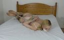 Restricting Ropes: Ariel Anderssen，在床上被绑住的娃娃，穿着性感内衣
