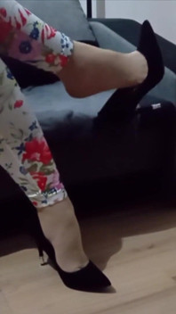 Crossdresser dangling trong da đen gợi cảm da đen chỉ toe giày cao gót bơm với một chiếc nơ trên gót chân