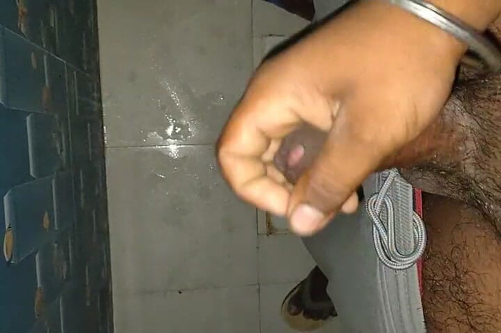 uthapparobin: Une bite desi se masturbe dans la salle de bain