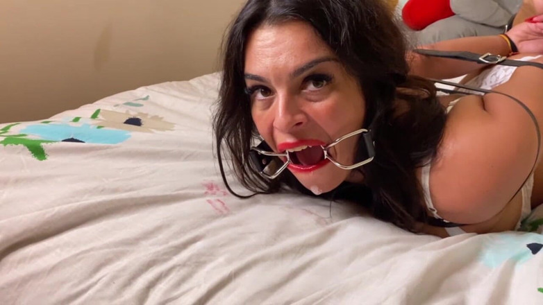 Latina Fetish: Latin kadın kemerlerle bağlı ve halka tıkaçla ağzı tıkalı (daha küçük...