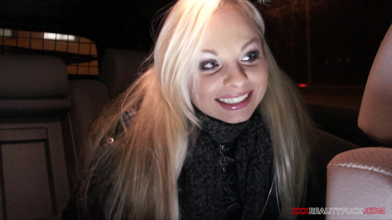 Czech Pornzone: Tinder date mit sexy blonder sharka blue