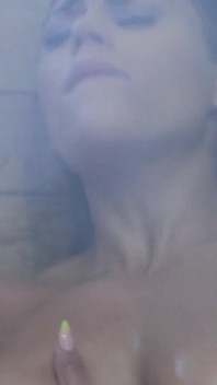 Toccarmi davanti alla doccia è qualcosa che amo quando non ho un uomo. Vuoi fare una doccia con me?