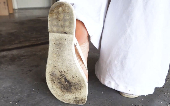 Goddess zephy: Limpia mis sandalias repugnantes!