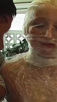Troia bionda avvolta di plastica rinchiuta e stuzzicata implacabilmente