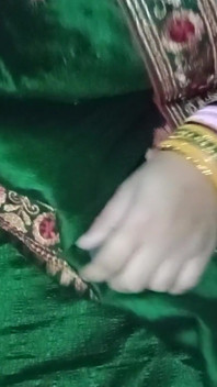インドのゲイの女装者Gaurisissyは、緑のSaree XXXを身に着けて、セクシーな感じがします。