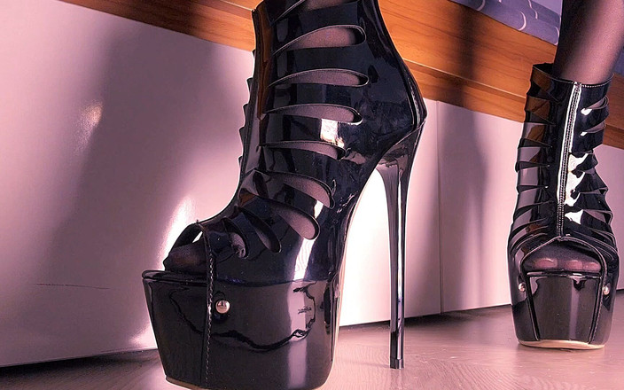 TattoedGirl666: Piedi E Tacchi Alti in Nylon