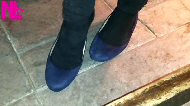 Nyllady: Menjuntai di Flat Balet Biru di bar