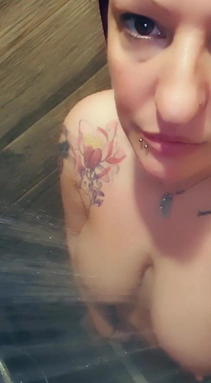 Livie Blainn: Shower Solo Fun Time