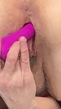 Bunica excitată în ciorapi de nailon și tocuri înalte se masturbează cu jucării sexuale
