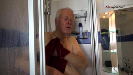 Lovely Male Fetish: Poslána do sprchy a oholená