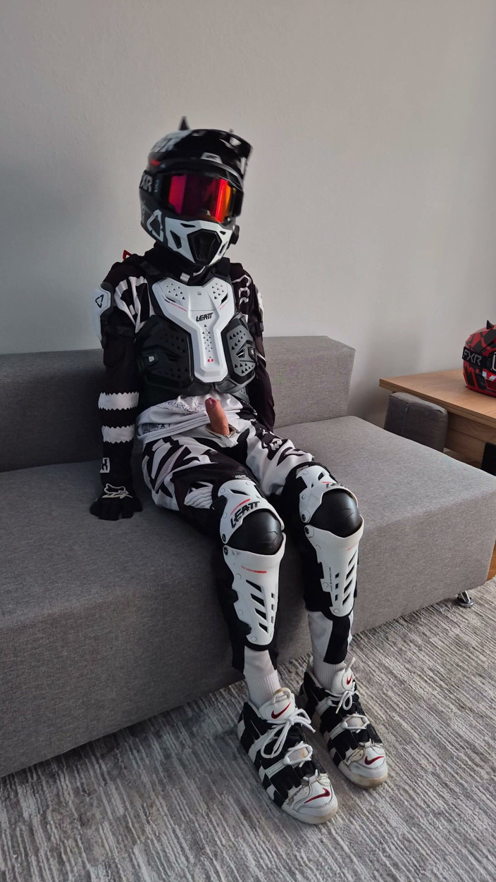 Sneakersmax98: Motociclista in attrezzatura sborra su se stesso