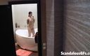 Scandalous GFs: Moje lewd přítelkyně si užívá osvěžující sprchu ve vaně