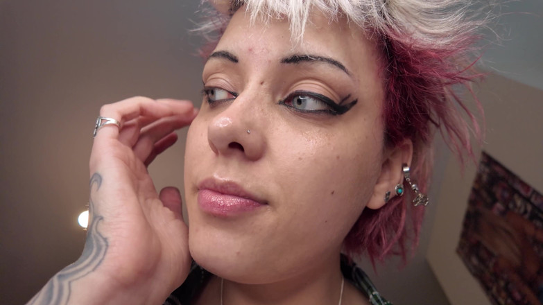 Glitterqueen1999: Schovává se obryně s malým bývalým přítelem!