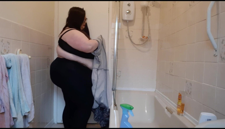 SSBBWLadyBrads: Товстушка гола прибирає товстий живіт у ванній кімнаті