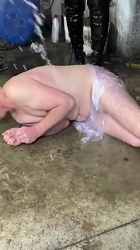 フレンチペギング - 屈辱のガレージ:ボスがドミナトリックスたちと共に記憶に残る罰を仕組む
