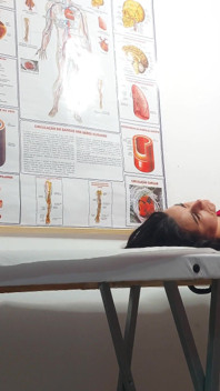 Ginecologul își bagă un vibrator în pizdă, degete în cur și fute pacientul!