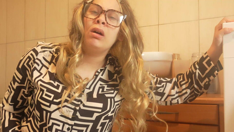 AmayaMori: Giantess Stepsister Swallows Him the Potion Wears off