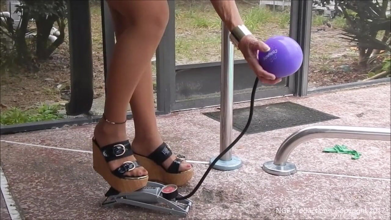 Nasty Girlfriends: ashlil premika gubbare pop karne ke lie taayar panp ka...
