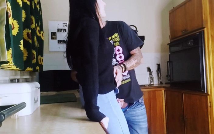 Mysticbabe8: Dejó que su amigo me follara mientras él mira