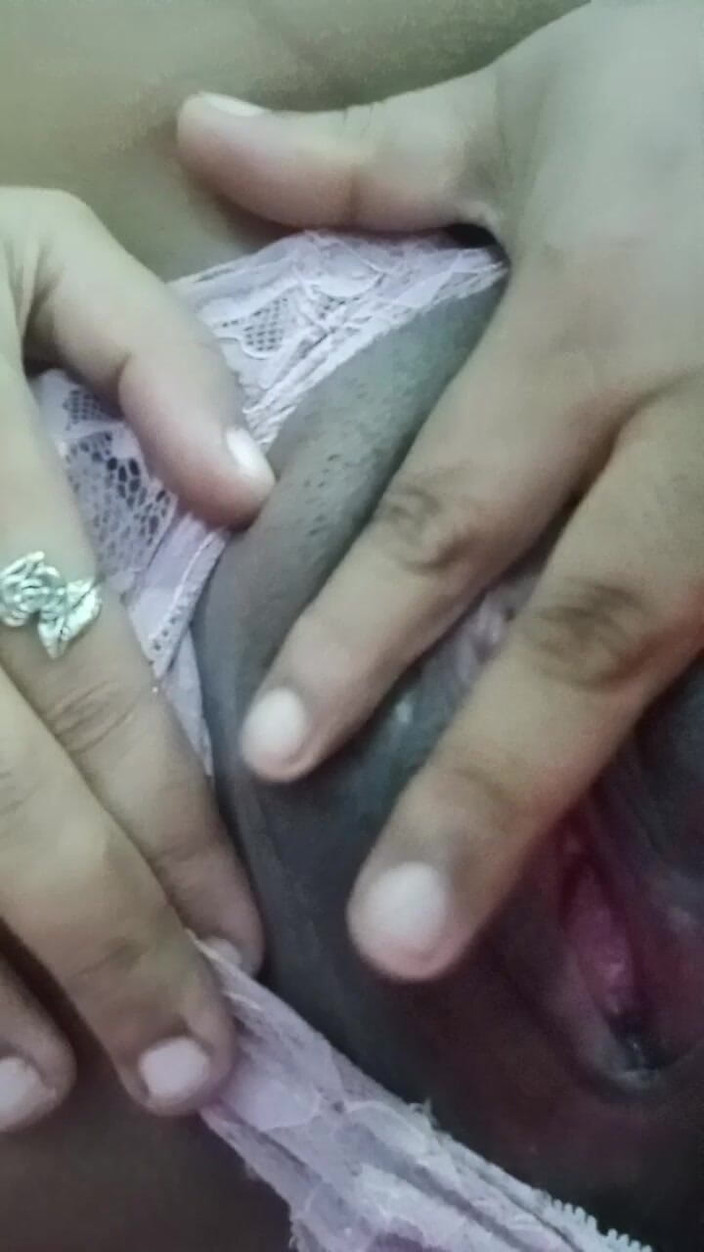 Deshi love: 丈夫和妻子的胸部预拍和阴户指法视频