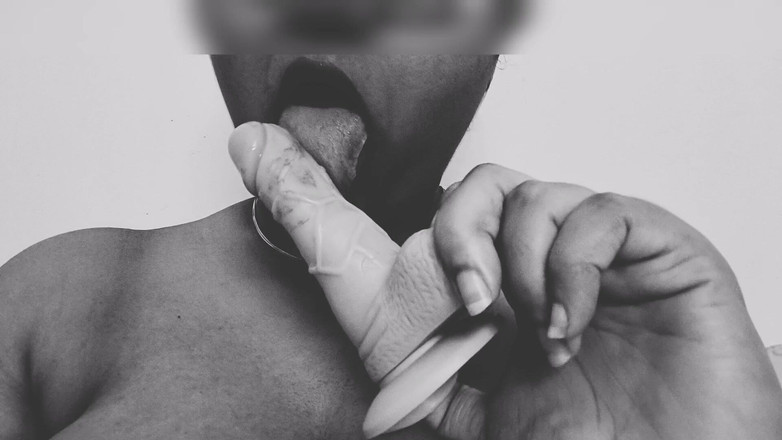 Mallugirl Naina: Malayali-meisje masturbeert met dildo, vingert en echt orgasme - video