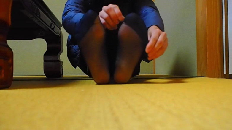 Mayumi Kanzaki: Feet - Relaxing in Japanese-style Room