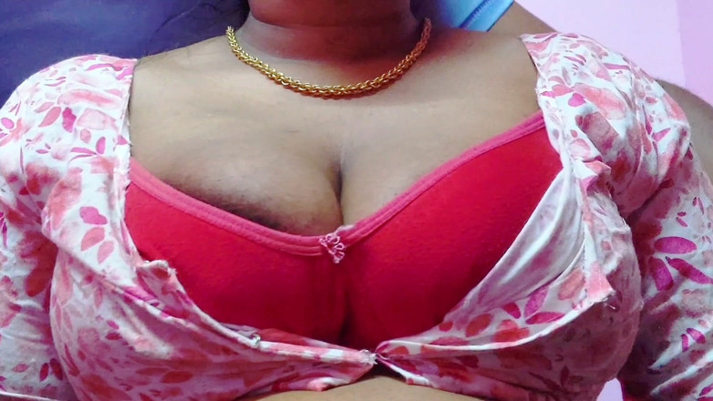Desi Mohini: Domácí tetička svedla svého přítele svými prsy