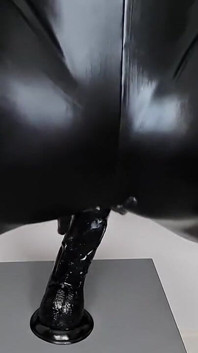 Clip a pelle in abito nero di pvc che prende rambone