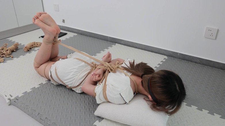 Cute girl bondage: Moja dziewczyna była związana i związana liną, doświadczyła wibracyjnego orgazmu...