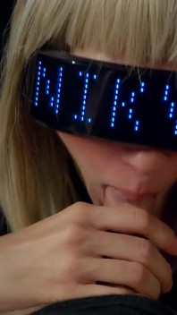 La ragazza yberpunk succhia avidamente tutta la sborra dal suo fan