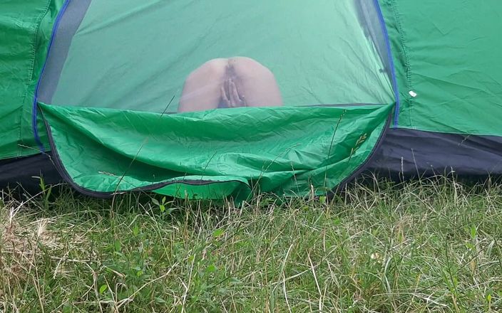 Lesbian-illusion: Szpieguję moją przyrodnią siostrę masturbację w namiocie na zewnątrz i...
