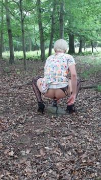 Tonåring Sissy ute i skogen