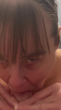 Une femme mature suce le sperme avec ses seins suspendus en se faisant éjaculer dans la bouche
