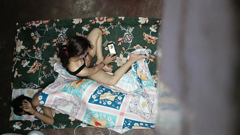 Kaambali: Moglie indiana tradisce ditalino e si masturba sesso duro