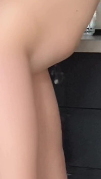 Una bottiglia ed un dildo scopate nella figa stretta