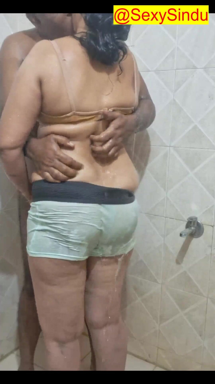 Sexy sindu: Couple, baiser torride dans son bain