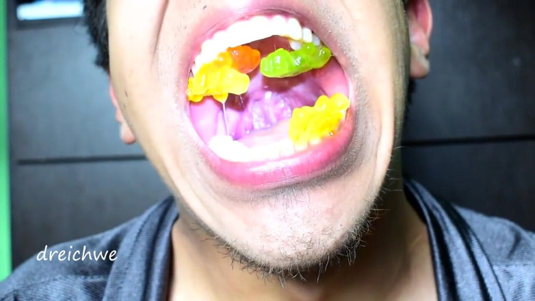 Dreichwe: Gummibärchen essen