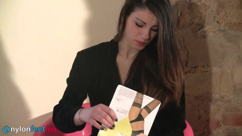 Foot Fetish HD: Bianca, sexy brunette teen enjoys rubbing her lovely feet