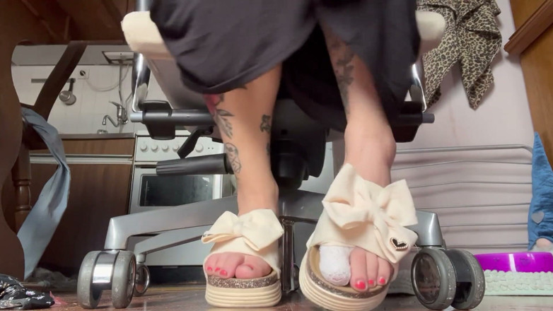 lanalovacutie: New Shoew Slippers with Pedicure